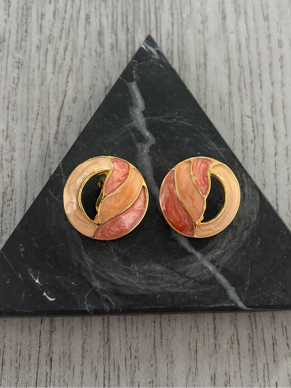 Vintage earrings in gorgeous sunset shading. Clip on in EUC.